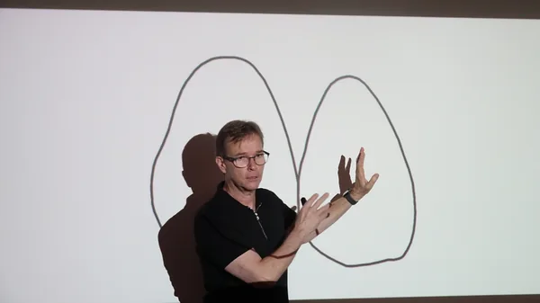 Dr. Newton Fahl Jr. em atividade de ensino, imagem de apoio ao reconhecimento como professor.