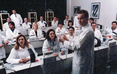 Dr. Newton Fahl Jr. e os alunos da primeira turma de Excelência, em 1998.